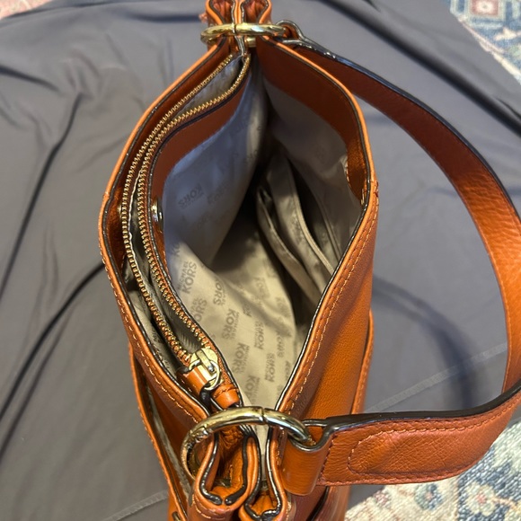 Michael Kors medium size handbag with one shoulder strap and zipper on top - Picture 5 of 5